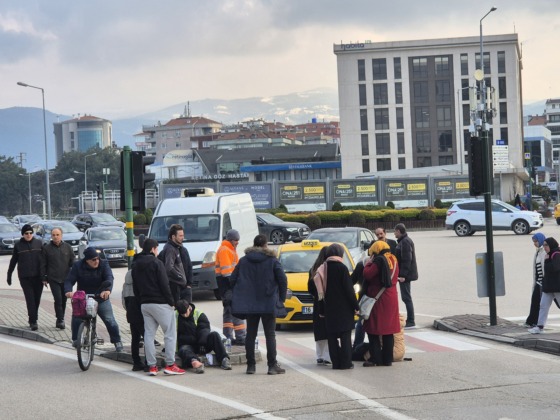 Bursa’da motosikletli kurye ile yaya çarpıştı!
