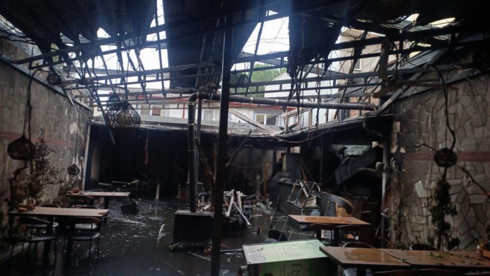 Restoranda çıkan yangın yan eve sıçradı