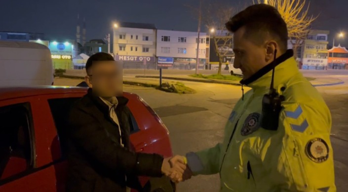 Sınırda kalan alkollü sürücüye polisten ehliyet şakası