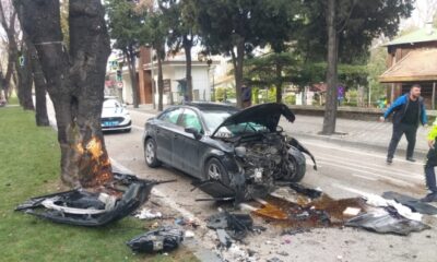 Bursa’da direksiyon hakimiyetini kaybeden sürücü ağaca çarptı