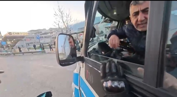 El frenini çekip kavgaya tutuştu