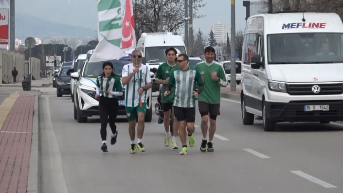 ‘Sevgiliye Koşuyoruz’ sloganıyla Bursaspor’a koştular