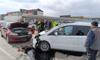 Ticari araç kırmızı ışıkta bekleyen otomobile çarptı
