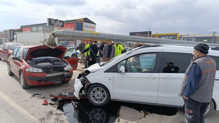 Ticari araç kırmızı ışıkta bekleyen otomobile çarptı