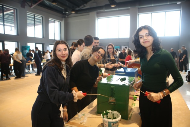 Bursa’da eski oy sandıkları kedilere yuva oldu