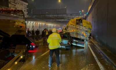 Bursa’da alt geçitte zincirleme kaza