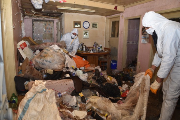 Bursa’da bir evden 1 buçuk ton çöp çıkartıldı!