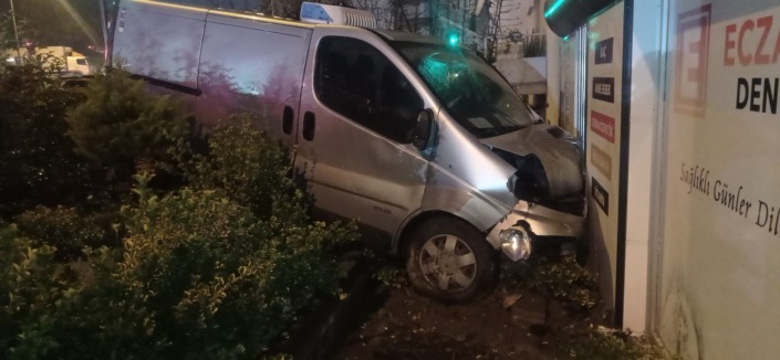 Kaza yapıp eczane bahçesine uçtu!