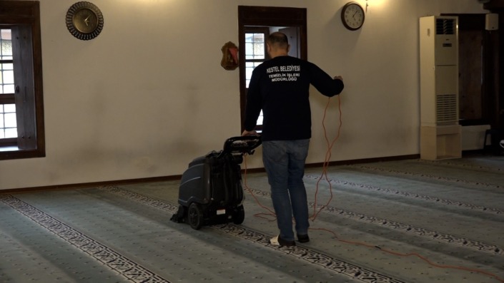 Kestel’de camilerde Ramazan temizliği