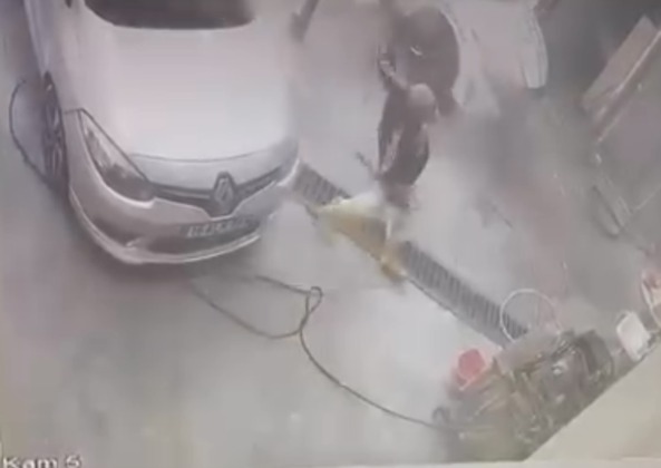 Bursa’da araç yerine kendini yıkadı