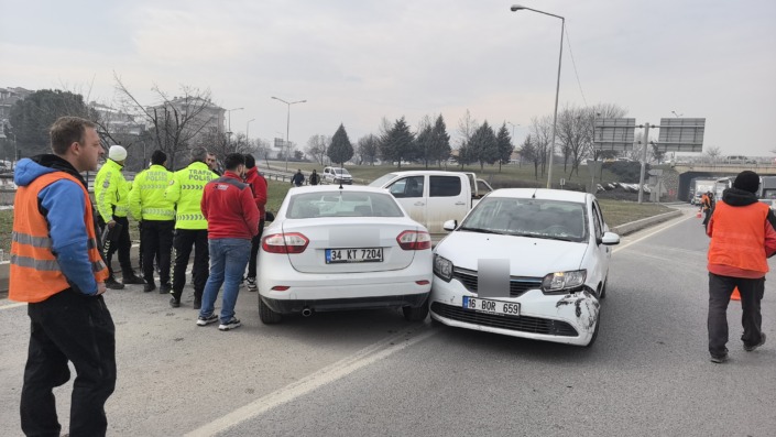 Bursa’da otomobiller çarpıştı: 2 kişi yaralandı