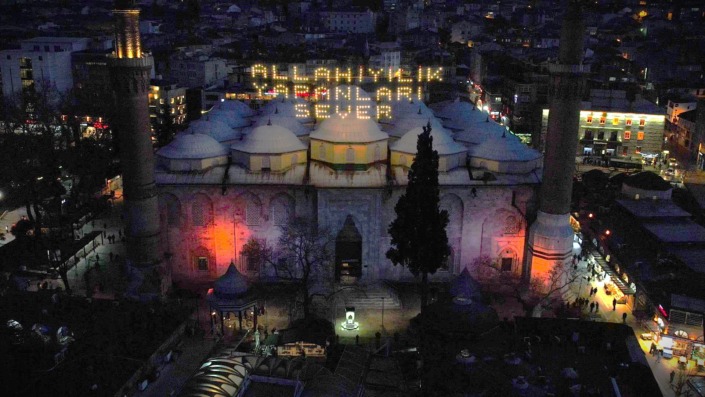 Ulu Cami’ye Ramazan mahyası asıldı