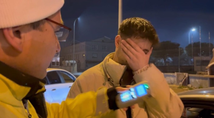 Alkolmetreyi üflememek için ağlama taklidi yaptı!