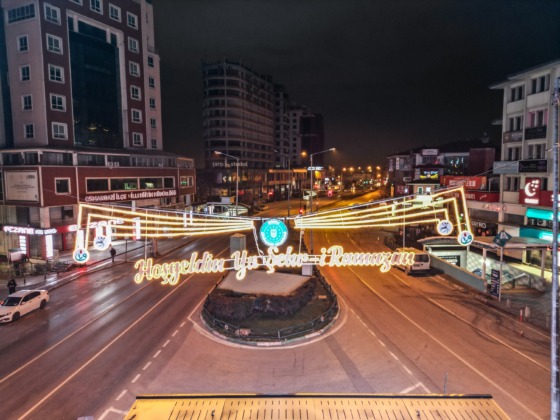 Bursa’da caddeler Ramazan ayına özel mahyalarla süsledi