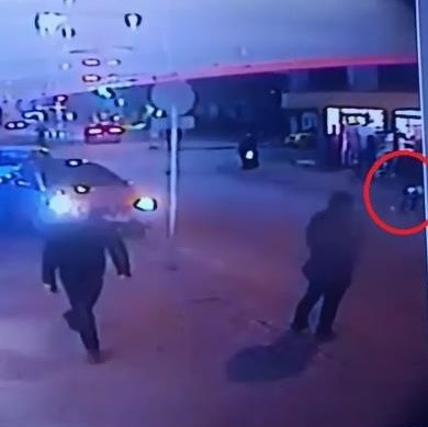 Yola kaçan topunu almak isterken araba çarptı