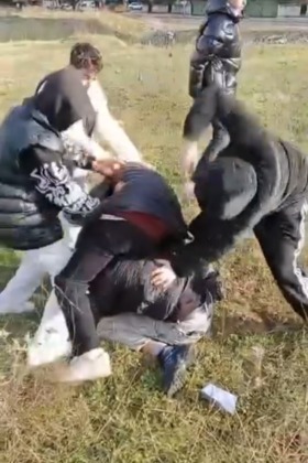 Aralarına aldıkları çocuğu darp ettiler!