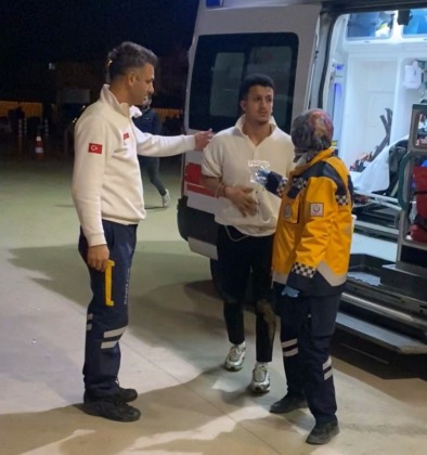 Kavgayı ayırmak istemişti bıçakla yaralandı