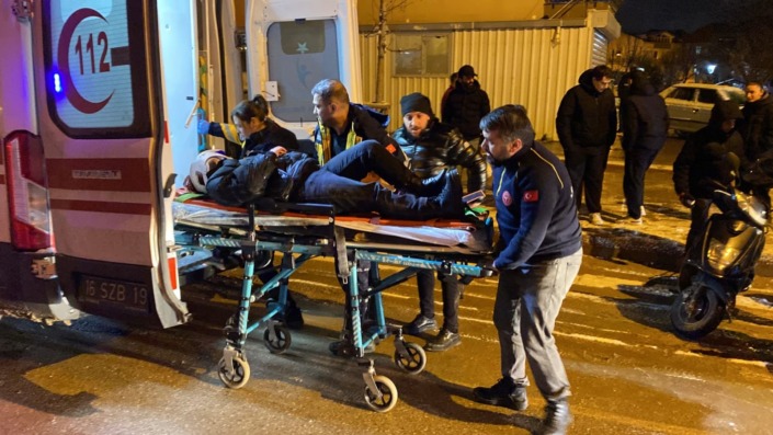 1 dakika içinde iki kez otomobil çarptı