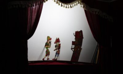 Karagöz ve Hacivat tasarruf için sahnede