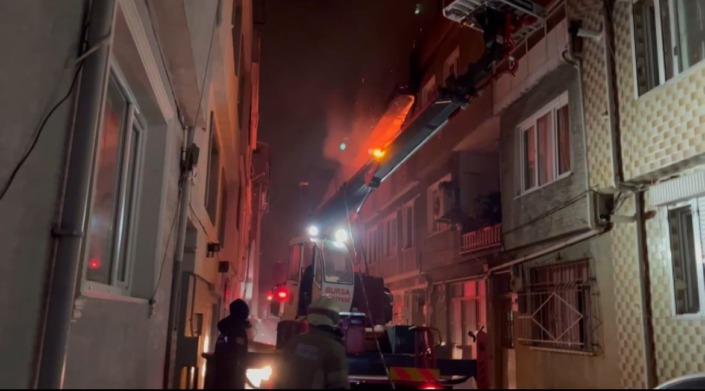 Yangına müdahale eden ekiplerin üzerine elektrik teli düştü