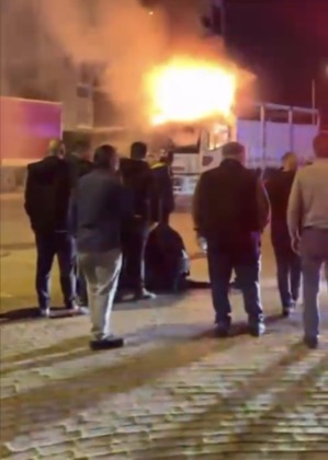 Kullandığı kamyonu bir anda ateşe verdi