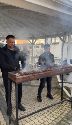 Bursa’da fenomen ciğerci bu yıl da huzurevi sakinlerini unutmadı