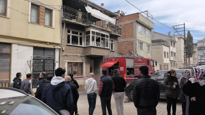 Bursa’da 2 katlı evde yangın çıktı!