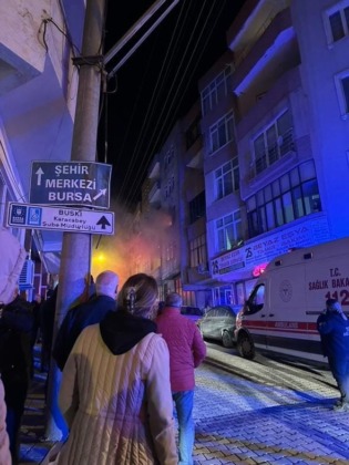 Bursa’da 4 katlı binada korkutan yangın!