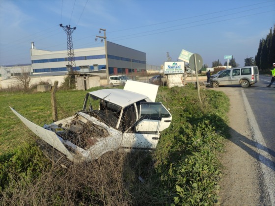 Bursa’da hafif ticari araç ile otomobil çarpıştı!