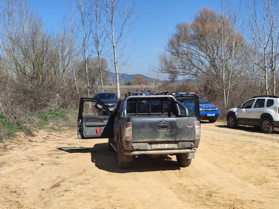 Park halindeki kamyonette başından vurulmuş halde bulundu