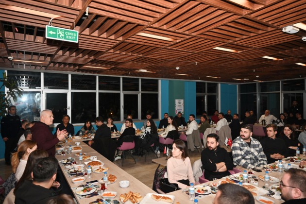 Mustafa Bozbey, sahurda gençlerle bir araya geldi