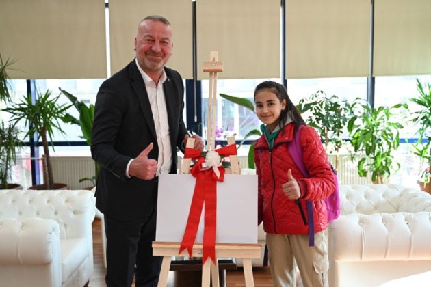 Başkan Karabatı’dan 7. sınıf öğrencisi Hazal’a anlamlı hediye