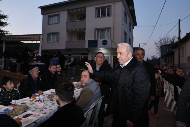 Şadi Özdemir, iftarını vatandaşlarla yaptı