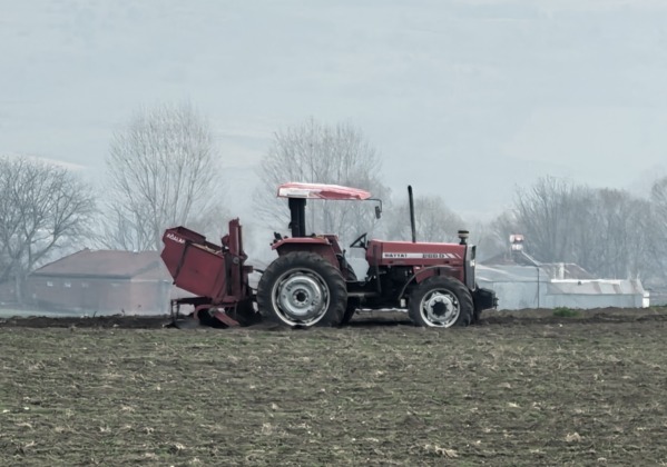 Bursa’da sürücü traktörün altında kaldı!