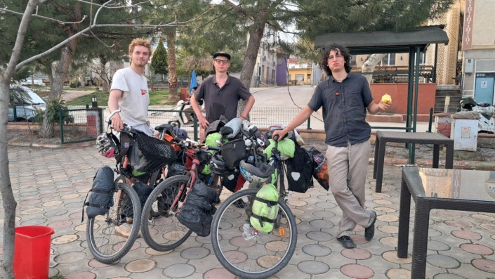 Bisikletli 3 Fransız, İznik’te mola verdi