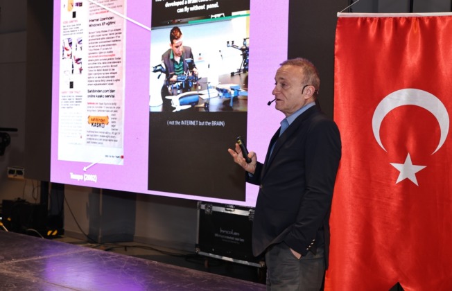 Nilüfer’de ‘Dijital Sohbetler’ söyleşilerinin ilk konuğu Alphan Manas oldu