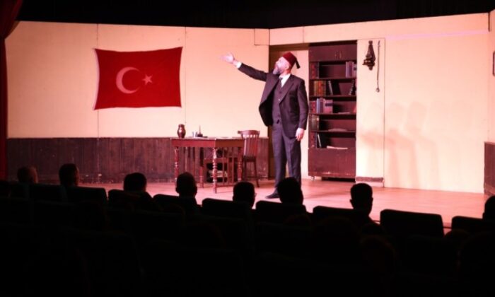 ‘Şair, Şiir, Şuur Mehmet Akif Ersoy’ oyunu tiyatroseverler ile buluştu