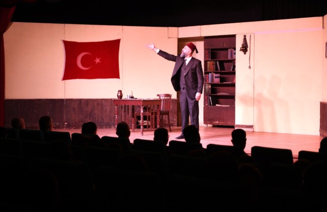 ‘Şair, Şiir, Şuur Mehmet Akif Ersoy’ oyunu tiyatroseverler ile buluştu