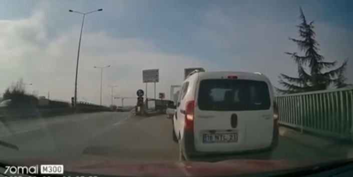 Bursa’da yolu kaçıran sürücüden kazaya davet!