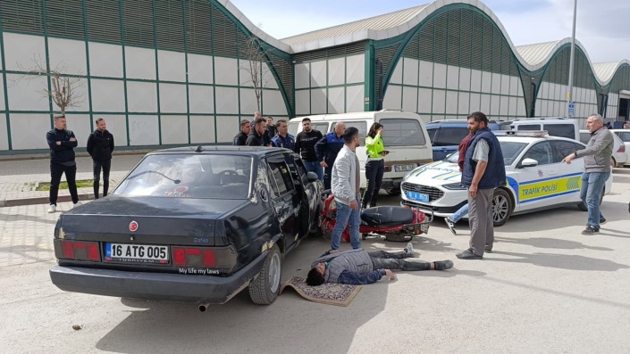 Bursa’da otomobil ile çarpışan motosikletli sürücü yaralandı