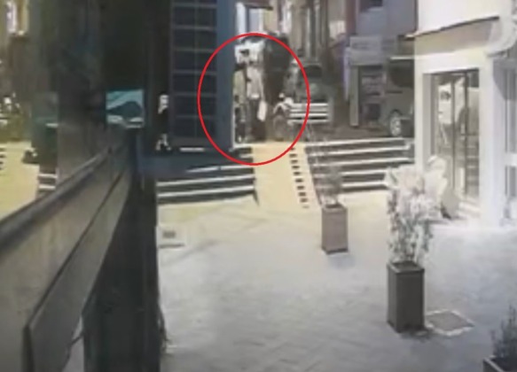 Bursa’da eşini yakmak isteyen şüpheli kamerada!