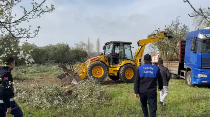 Bursa’da kaçak bağ ve bahçeler kaldırıldı