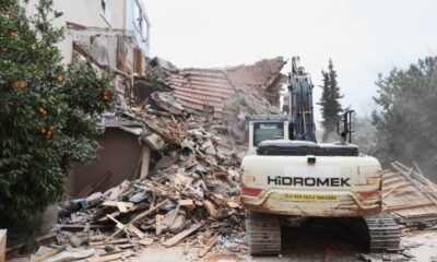 Osmangazi’de tarihi surları tehdit eden riskli bina yıkıldı
