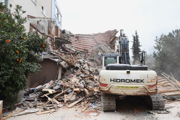 Osmangazi’de tarihi surları tehdit eden riskli bina yıkıldı