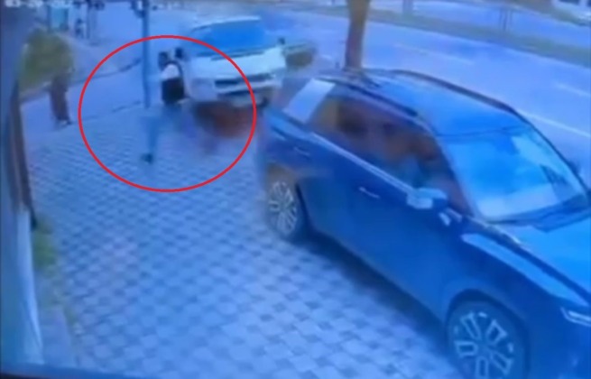 Bursa’da 2 araç arasında sıkışmaktan zıplayarak kurtuldu