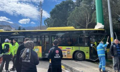 Bursa’da freni patlayan belediye otobüsü direğe çarptı! Yaralılar var
