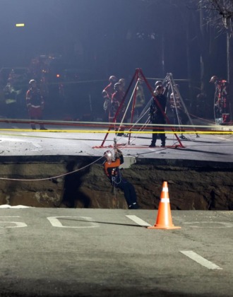 Güney Kore’de dev çukur motosikleti yuttu…