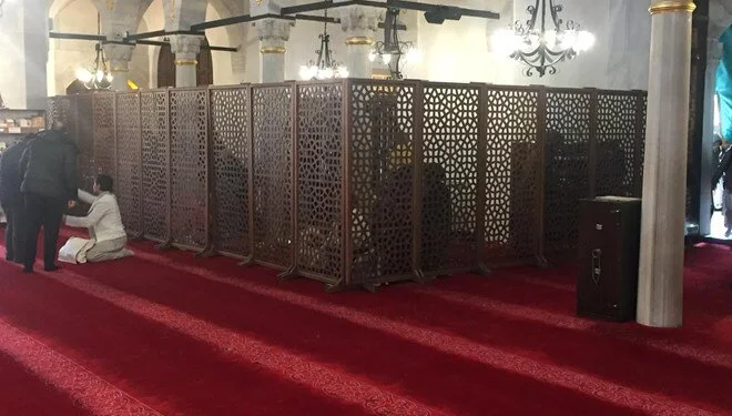 İstanbul’da kadın-erkek yan yana namaz kıldığı iddiasına inceleme!