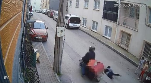 Yola fırlayan çocuğa kurye çarptı