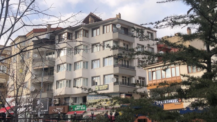 Bursa’da şiddetli rüzgar sediri uçurdu